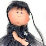 Papusa Nines D'Onil, Mia Black Wednesday, cu miros de vanilie, 30 cm (2024) - imagine 3