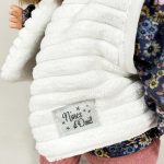Papusa Nines D'Onil, Joy, cu parul blond, cu vesta alba, cu miros de vanilie, 37 cm - imagine 3