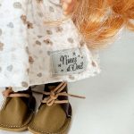 Papusa Nines D'Onil, Mia, cu parul portocaliu, cu palarie alba, cu articulatii, cu miros de vanilie, 30 cm - imagine 5