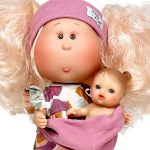 Papusa Nines D'Onil, Mia, cu parul blond, cu bebe, cu articulatii, cu miros de vanilie, 30 cm - imagine 3