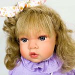 Papusa Nines D'Onil, Susette Plumeti, cu parul blond, cu sunete, cu rochie mov, cu miros de vanilie, 45 cm - imagine 2